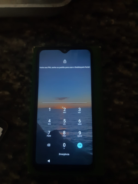 Vendo moto g8 play com tela trincada, mas pouco visivel